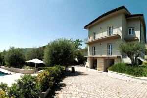 a villa with a swimming pool and a house at La casa di Giulio e Lina in Fossombrone