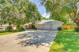 a white house with a driveway in a yard at 4 Mi to Beach Family-Friendly Home in Navarre in Navarre