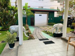 Κήπος έξω από το Elysian home villa
