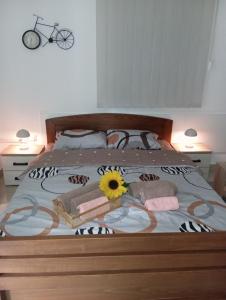 A bed or beds in a room at Apartman Fontana