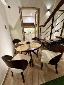a dining room with a table and chairs at Suites Plaza Burgos in Chachapoyas