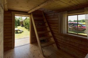 MäebeにあるVeskikivi Holiday Homeの窓付きの客室で、はしご付きの木造キャビンがあります。 +6枚の写真