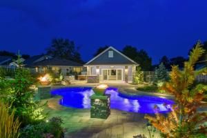 Hồ bơi trong/gần Luxury Oasis Heated Pool, Hot Tub, BBQ
