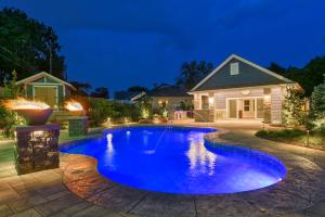 Hồ bơi trong/gần Luxury Oasis Heated Pool, Hot Tub, BBQ