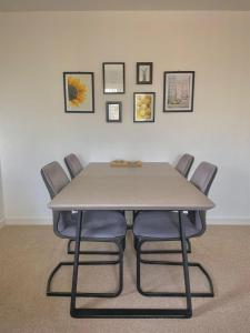 Φωτογραφία από το άλμπουμ του Bright 2-bedroom apartment with parking in Montrose σε Μόντροουζ