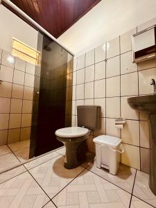 サンタレンにあるCasa Verão - Fazenda Oásis do Paráのトイレと洗面台付きのバスルーム