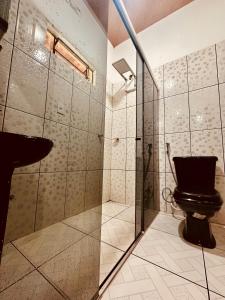 サンタレンにあるCasa Verão - Fazenda Oásis do Paráのトイレとシャワー付きのバスルーム