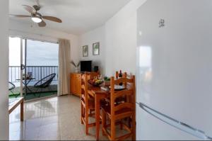 VISTA AL MAR في إيكود ذي لوس فينوس: مطبخ وغرفة طعام مع طاولة وكراسي