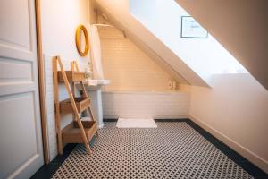 a bathroom with a staircase and a tiled floor at Le Berry Sweet - La Douceur de vivre - Proche Gare in Châteauroux