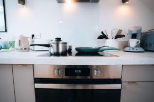 a kitchen with a stove with a pot on it at Le Berry Sweet - La Douceur de vivre - Proche Gare in Châteauroux