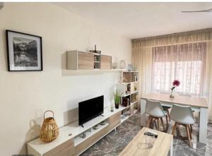 Μια τηλεόραση ή/και κέντρο ψυχαγωγίας στο Apartamento en la Sierra Espadan +6 φωτογραφίες