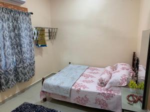 Postel nebo postele na pokoji v ubytování Teratak Annur Homestay