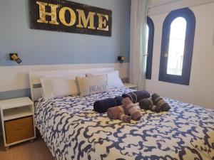 A bed or beds in a room at Casa del Mar Air-conditioned Apartment with Swimming Pools - Corralejo Playa Még 37 kép