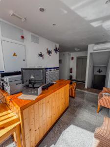 TV a/nebo společenská místnost v ubytování La Tortuga Lodging Rooms