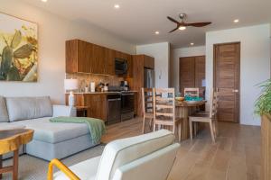 Playa Sur Paradise - Beachfront Living في سانتا كروز هواتولكو: غرفة معيشة مع أريكة وغرفة طعام