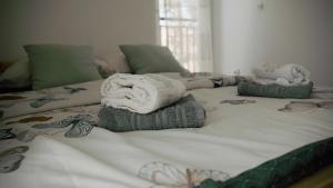 Una cama o camas en una habitación de Sova apartman 2