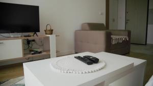 Una televisión o centro de entretenimiento en Sova apartman 2