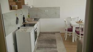 Una cocina o cocineta en Sova apartman 2