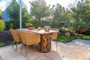 a table with fruit sitting on top of a tree stump at Bambou Rooms in Vrouwenpolder