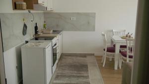 Una cocina o cocineta en Sova apartman 2