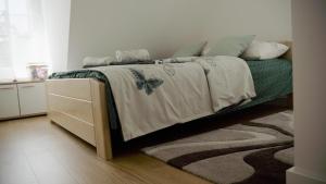 Una cama o camas en una habitación de Sova apartman 2