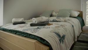 Una cama o camas en una habitación de Sova apartman 2