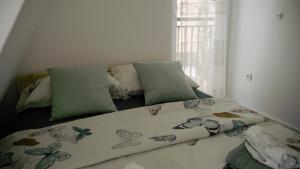 Una cama o camas en una habitación de Sova apartman 2