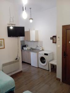Kuchyň nebo kuchyňský kout v ubytování Adriatica Apartments