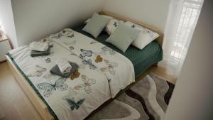 Una cama o camas en una habitación de Sova apartman 2