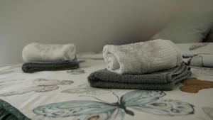 Una cama o camas en una habitación de Sova apartman 2