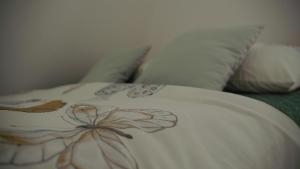 Una cama o camas en una habitación de Sova apartman 2