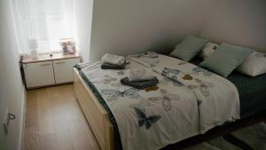 Una cama o camas en una habitación de Sova apartman 2