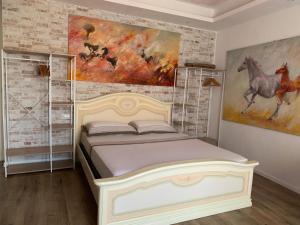 Postel nebo postele na pokoji v ubytování Royal Retreat