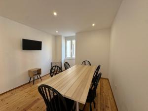 une salle à manger avec une table et des chaises en bois dans l'établissement Estoril Escape - Family & Friends Beach Getaway, à Estoril