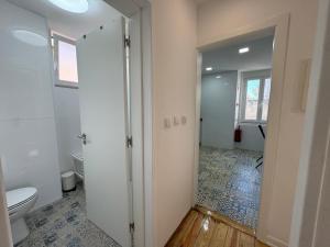 une salle de bains vide avec des toilettes et une porte dans l'établissement Estoril Escape - Family & Friends Beach Getaway, à Estoril 31 autres photos