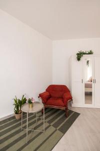 a living room with a red couch and a table at Intero alloggio - Torino Centrale in Turin