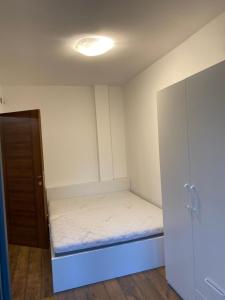 Uma cama ou camas num quarto em Apartman Šumarak Divčibare 2