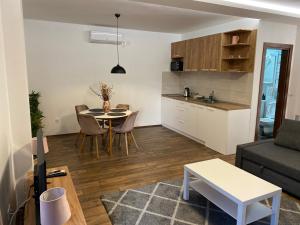 Una cocina o cocineta en Apartman Šumarak Divčibare 2