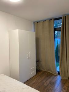 Uma cama ou camas num quarto em Apartman Šumarak Divčibare 2
