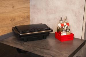 a black grill sitting on top of a table at Casa Cerí in Bagolino