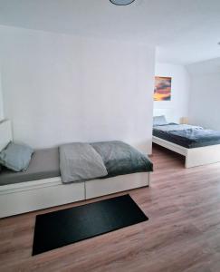 ein Schlafzimmer mit zwei Betten und einem Teppich in der Unterkunft MaxMir - Tannenweg Iserlohn in Iserlohn