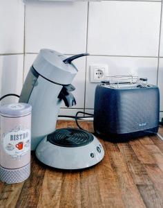 a blender and a toaster and a radio on a counter at MaxMir - Tannenweg Iserlohn in Iserlohn
