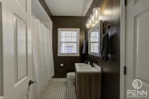 Un baño con lavabo, inodoro y ventana. en Your Home Away from Home, en Memphis 24 fotos más