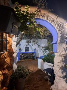 un arco de piedra con una mesa y algunas plantas en Casa de Ángel Balconcillo a La Subbética, en Cabra
