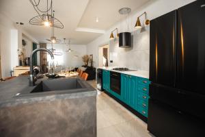 Kuchyň nebo kuchyňský kout v ubytování Deluxe Apartment RoMa