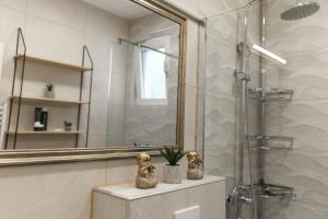 Koupelna v ubytování Deluxe Apartment RoMa + 37 fotografií