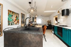 Kuchyň nebo kuchyňský kout v ubytování Deluxe Apartment RoMa