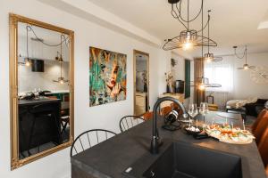 Kuchyň nebo kuchyňský kout v ubytování Deluxe Apartment RoMa