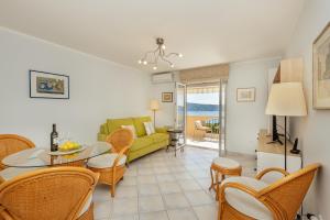 Posezení v ubytování What a view! Apartment Herceg Novi + 22 fotografií