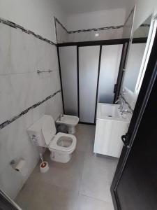 a bathroom with a toilet and a sink at Espectacular Casa Quinta en Riachuelo Cts in Laguna Brava